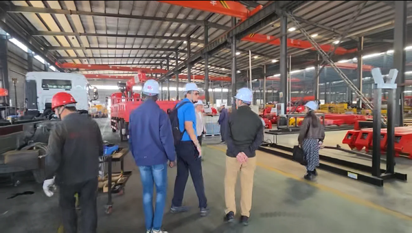 International Clients Visit Shenbai's Truck-Mounted Crane Assembly Workshop