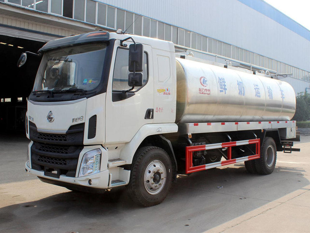 Dongfeng fresh milk transport tank truck - front three-quarter view
