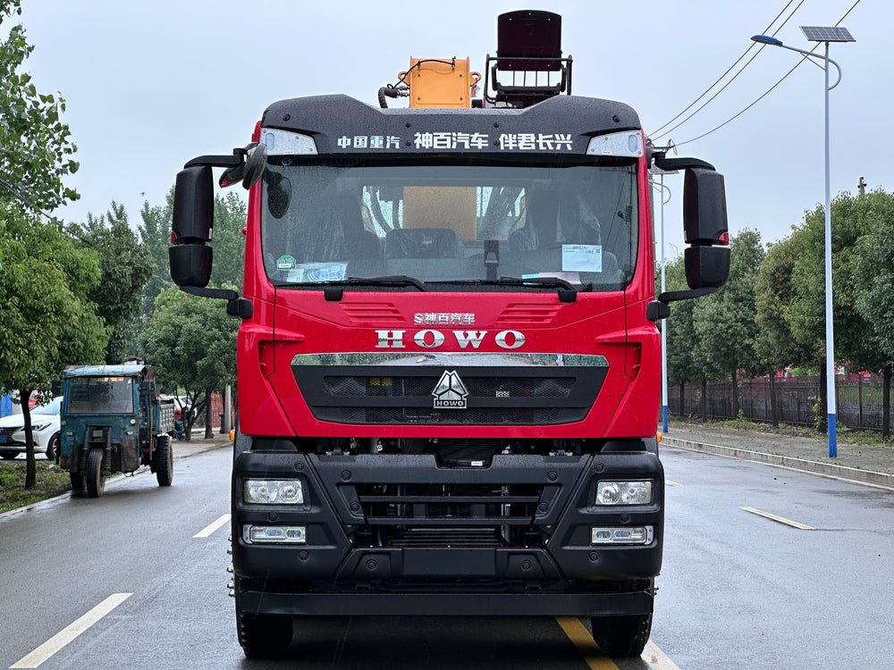 HoWo 8×4 14-ton 5-section boom truck mounted crane