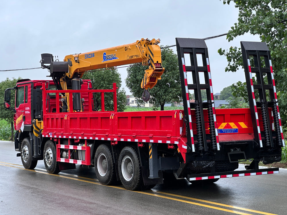 HoWo 8×4 14-ton 5-section boom truck mounted crane