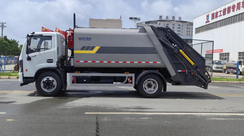 Dongfeng Da Furui Ka 10.5-cubic-meter compactor garbage truck