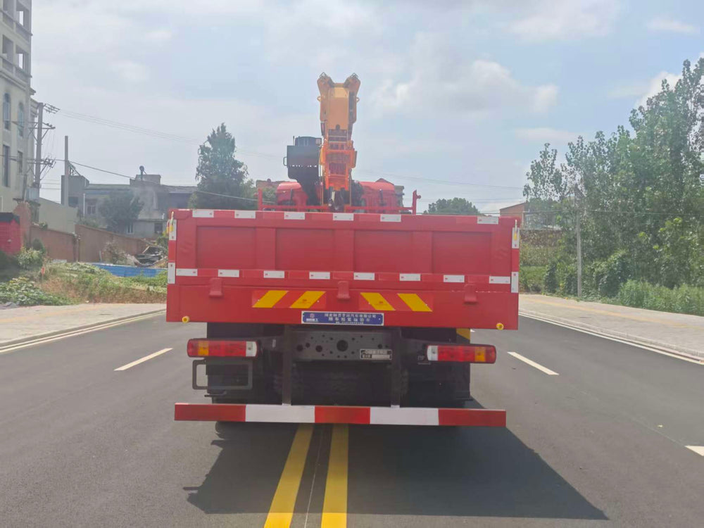 HOWO 8×4, Weichai 380HP, XCMG 14-ton Truck-mounted Crane