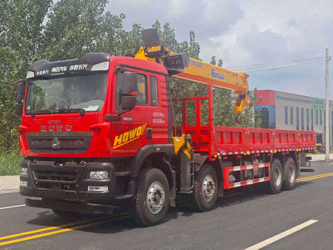 شاحنة HOWO 8×4، محرك Weichai 380 حصان، رافعة XCMG 14 طن مثبتة على شاحنة