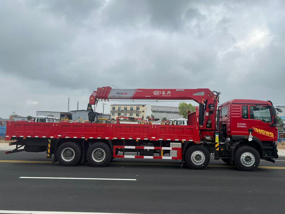 SINOTRUK HOWO 8×4, Weichai 380HP, Changxing 14-ton Truck-mounted Crane