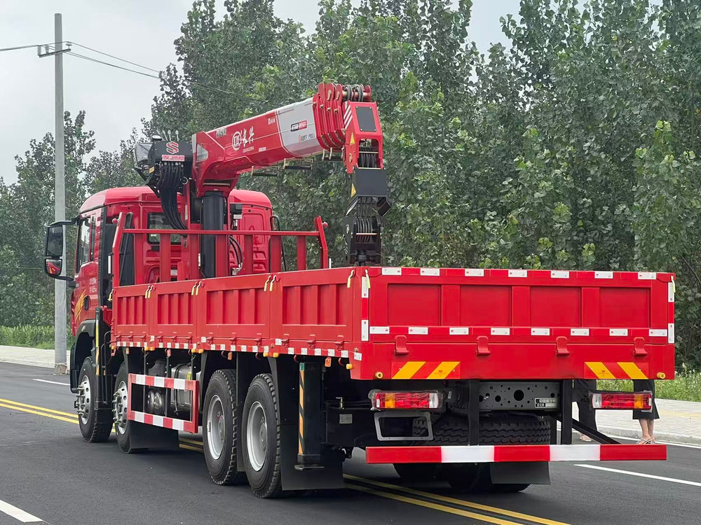 Howo 8x4 Truck Mounted XCMG 14 Ton Crane with Loading Ramp