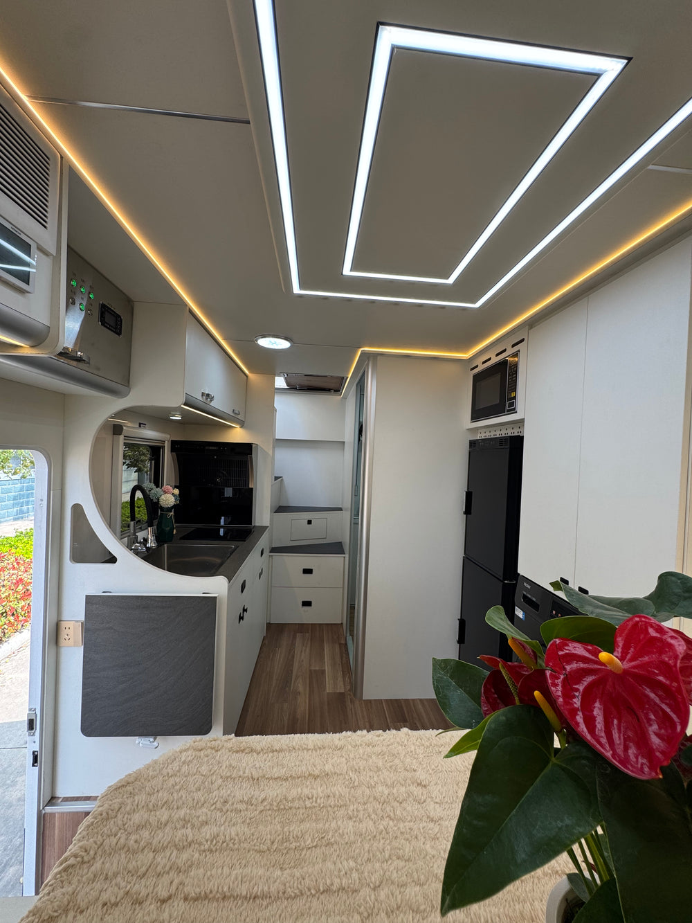 BYD T5 Camper Van with Nesting Lifting Roof