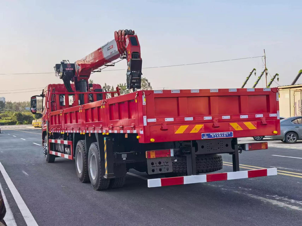 Dongfeng Jincheng K5S 8×4 Crane Truck – Changxing 12T 5-Section Synchronous Telescopic Crane