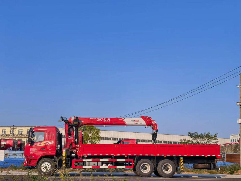 Dongfeng Jincheng K5S 8×4 Crane Truck – Changxing 12T 5-Section Synchronous Telescopic Crane