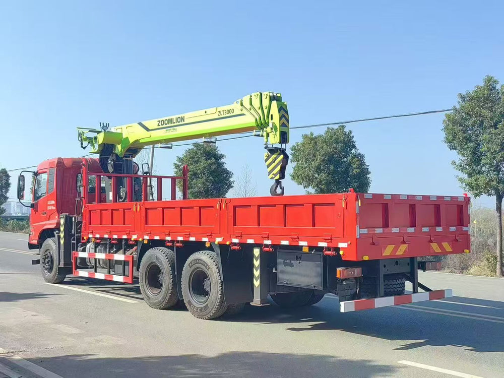 Dongfeng Tianjin 6x4 truck with a 12-ton, five-section Zoomlion crane