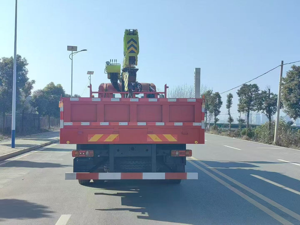 Dongfeng Tianjin 6x4 truck with a 12-ton, five-section Zoomlion crane