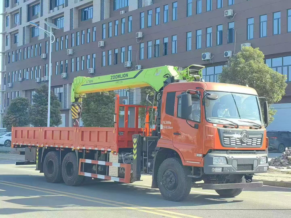 Dongfeng Tianjin 6x4 truck with a 12-ton, five-section Zoomlion crane