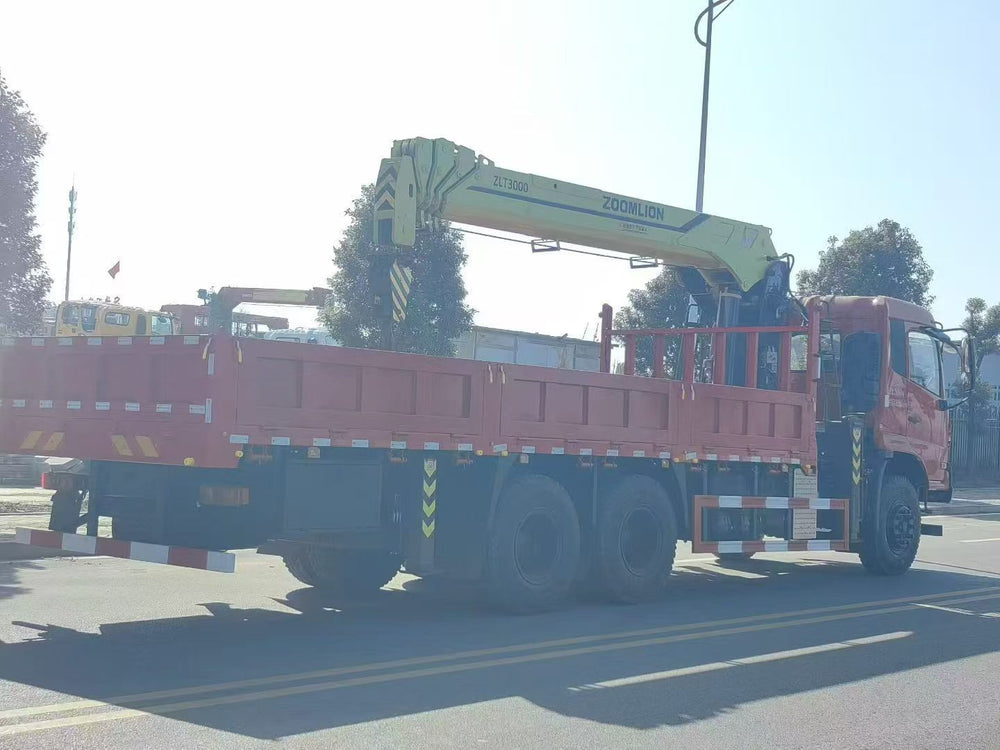 Dongfeng Tianjin 6x4 truck with a 12-ton, five-section Zoomlion crane