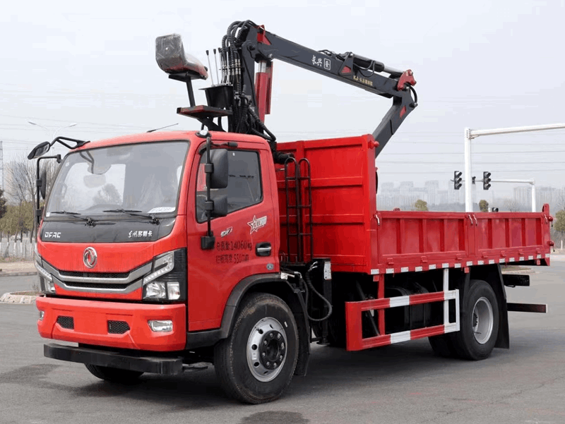 Dongfeng 4x2 truck-mounted crane with gripper